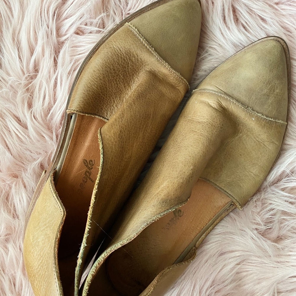 Free People Royale Flat in Grey (light brown)